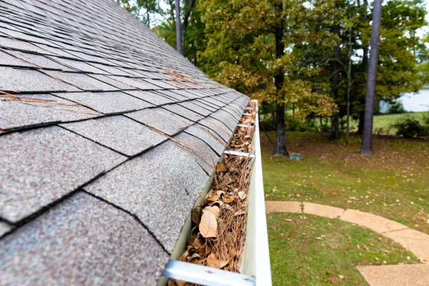 Infographic comparing seamless gutters vs traditional sectional gutters in Hyattsville MD showing clogging, leaks, and improved water flow